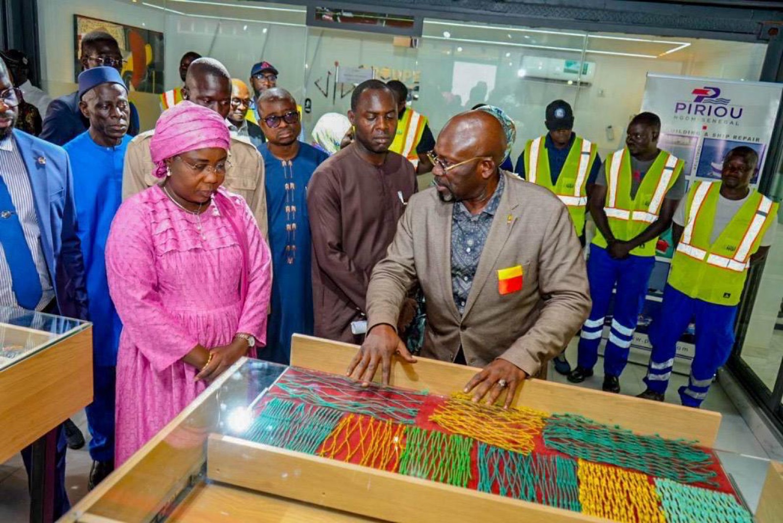 La Ministre Fatou Diouf découvre les équipements de pêche présentés par le Groupe NGF