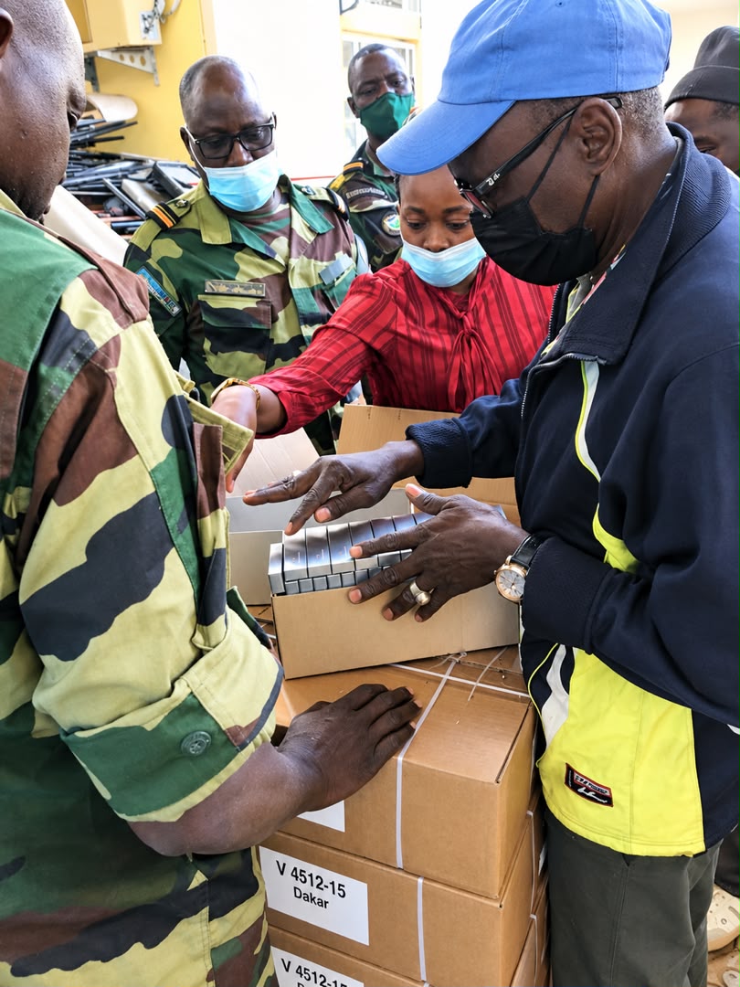 Présentation des boîtes Victorinox en présence de militaires sénégalais