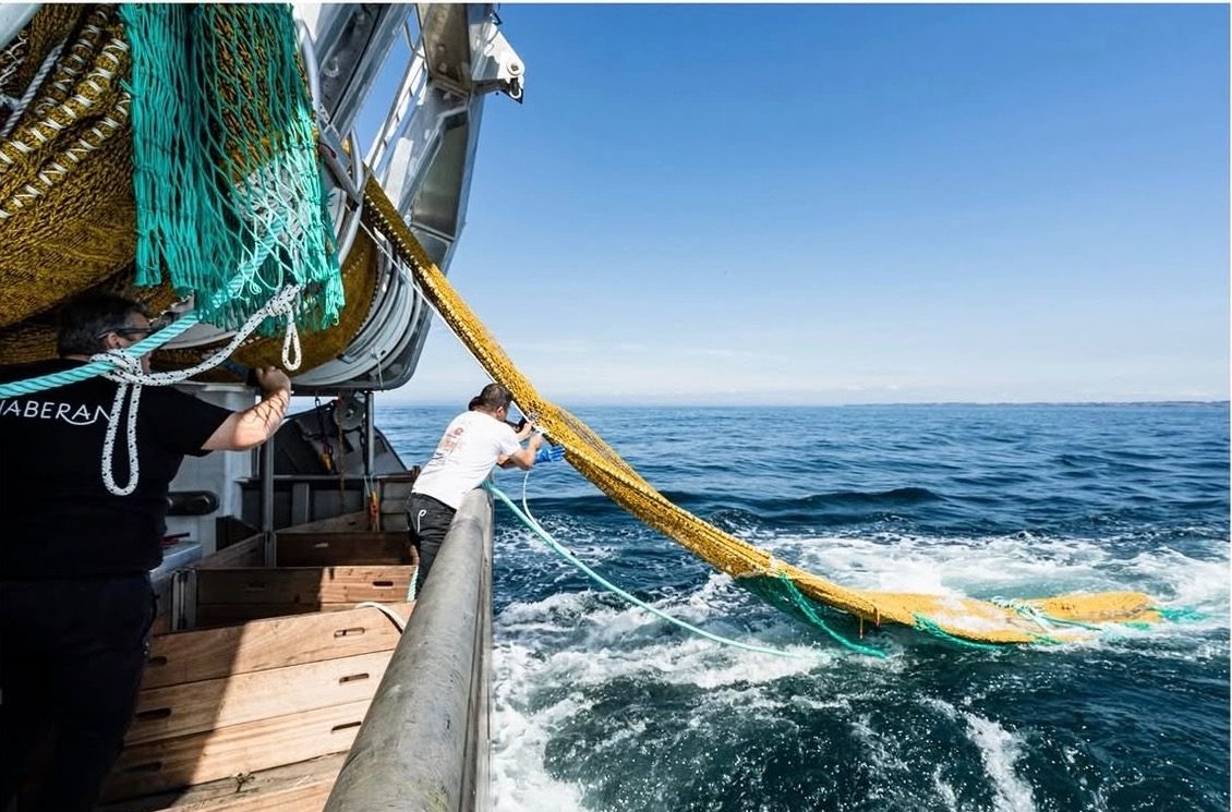 Déploiement d'un chalut en mer