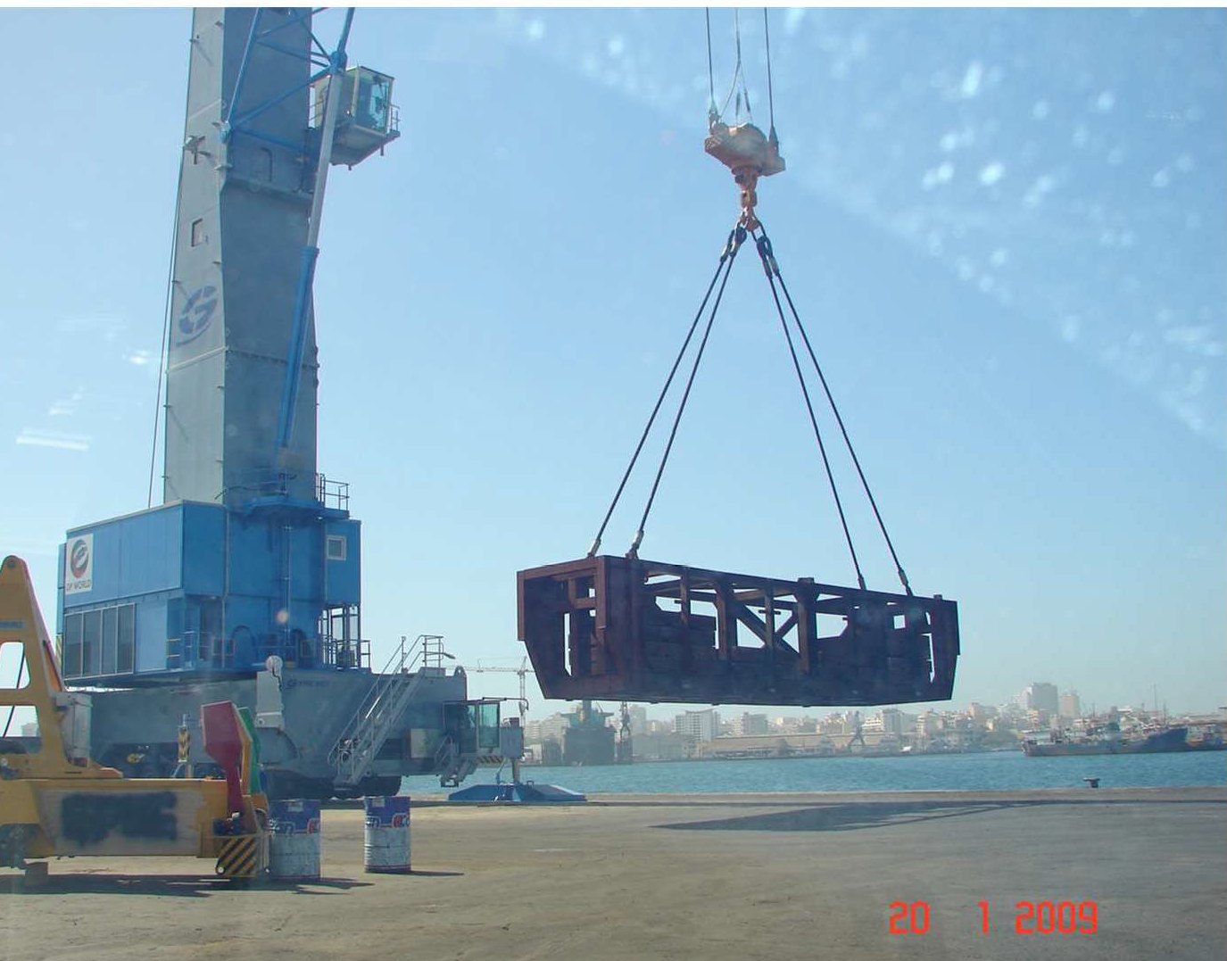 Grue portuaire DP World soulevant la charge d'essai fabriquée par NGF